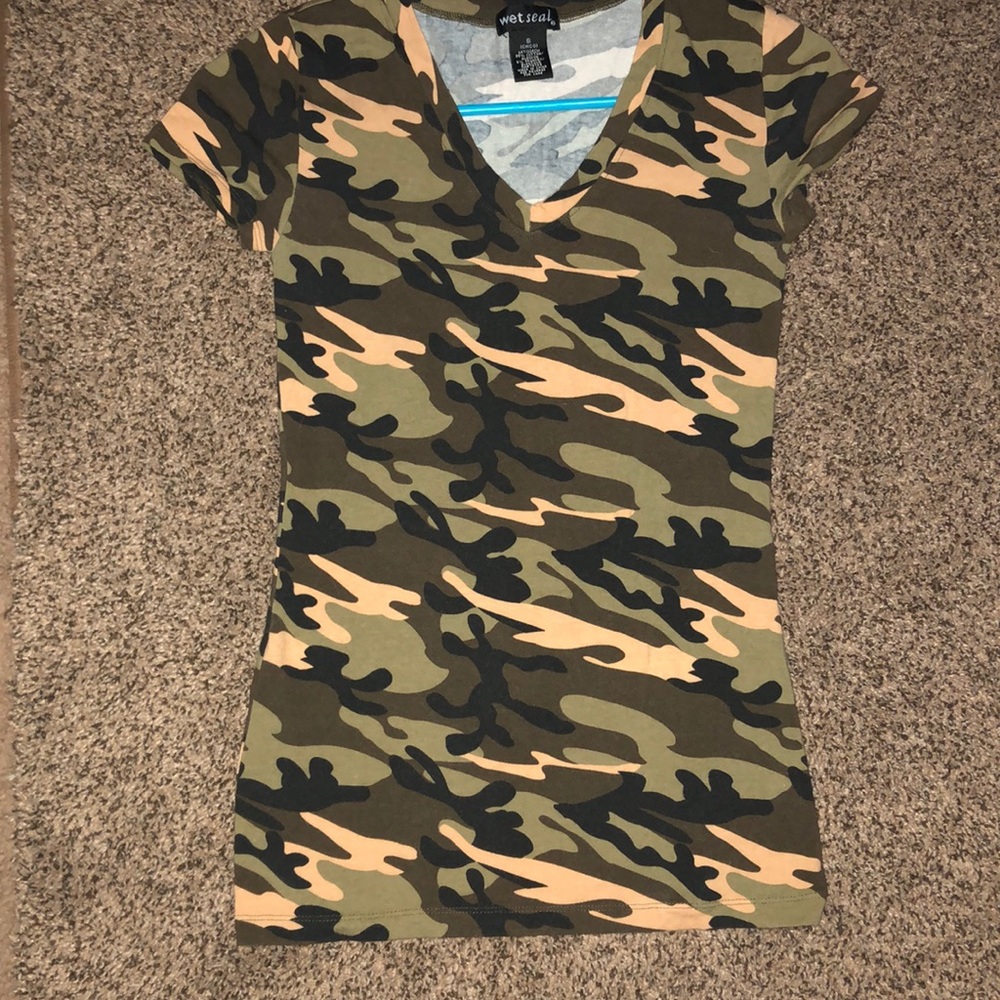 Short sleeve Camo print V neck tee